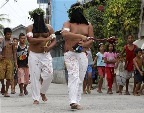 Los ritos paganos de la Semana Santa filipina, que movilizan a millones de fieles, comenzaron hoy con un rosario de golpes a veinte penitentes mayores y menores, que emularon así el calvario sufrido por Jesucristo.