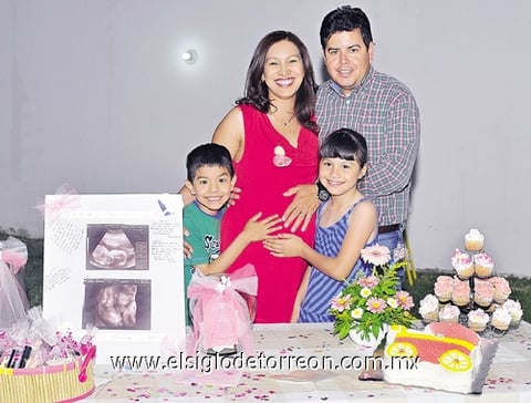 20042011 Hernández de Peza en su festejo de canastilla junto a su esposo Rubén y sus hijos Rubén y Miranda.