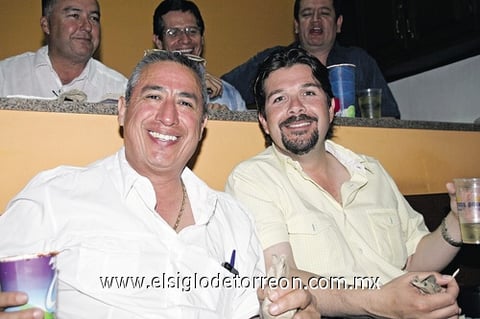 20042011  y Eduardo, fueron captados durante un evento social.