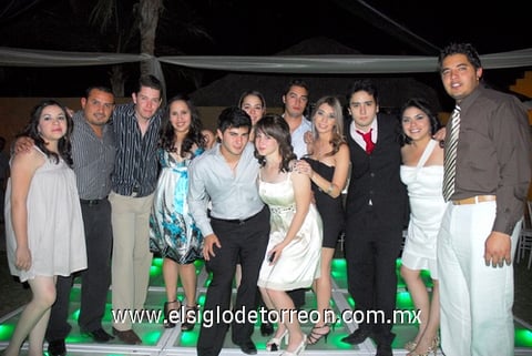 21042011  amigos de Linda Núñez y Andrés Acevedo se hicieron presentes durante su festejo.