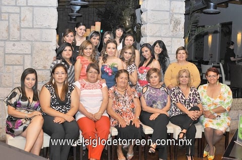 21042011  lució Ana Cecilia Quintero en su despedida con sus amigas y familiares.