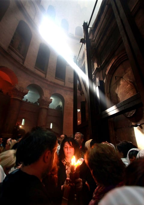 La tradición establece que el Fuego Santo se enciende una vez al año de forma milagrosa en el Sepulcro y lo recibe el patriarca ortodoxo después de haber sido verificado por un representante de la autoridad civil del momento, en este caso Israel.