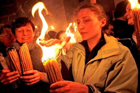 Como para los católicos es el Vía Crucis, para los ortodoxos la ceremonia del Fuego Sagrado es la principal convocatoria de Pascua antes del Domingo de Resurrección, por lo que las salas y pasillos del recinto quedaron abarrotados.