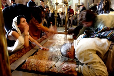Las medidas de seguridad en torno a la Basílica del Santo Sepulcro fueron excepcionales por las características de la ceremonia principal y desde antes del mediodía comenzaron a fluir los peregrinos en una misma dirección.