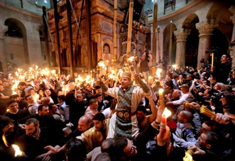 Este sábado fueron miles los seguidores de esta corriente eclesiástica que se concentraron en los alrededores del Santo Sepulcro, el lugar que alberga la tumba de Jesús y que en estos días arriban miles de personas.