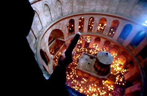 El resto del sábado estuvo marcado por los actos de la Iglesia Ortodoxa, dominante en Tierra Santa, que en los últimos años se ha visto reforzada en todas sus celebraciones por cientos de miles de creyentes de Europa del Este que visitan Jerusalén.