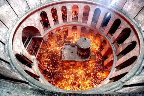 Miles de cristianos participaron hoy en los ritos pascuales del Sábado de Gloria, que tuvieron como centro el Santo Sepulcro, donde se llevó a cabo la vistosa ceremonia del Fuego Sagrado.