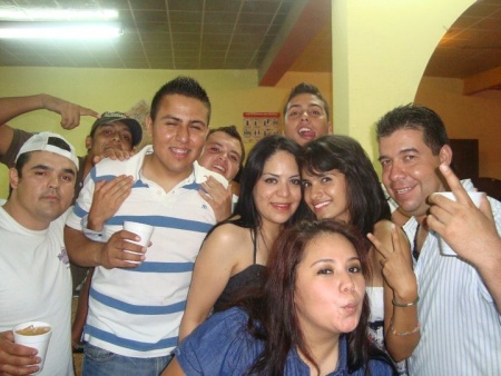 OMAR Daniel y sus amigos durante un convivio.