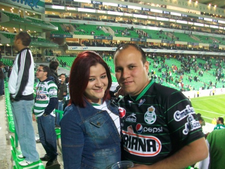 TALÍA López y Carlos Contreras, apoyando a los Guerreros.
