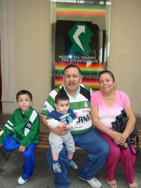 SANTIAGO y Manuelito Bocanegra de paseo con sus abuelos en Saltillo.