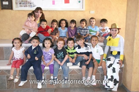 24042011  lucieron los chiquitines junto a sus profesoras.