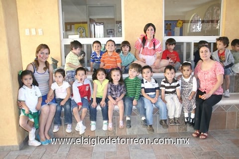 24042011 las maestras como los niños participaron en una actuación de baile infantil.