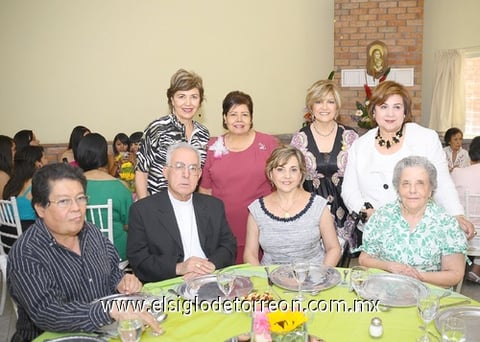 24042011 Orozco, Obispo José Guadalupe Galván Galindo, Rocío de Juan Marcos, Lore Navarro, Lucy de Calvillo, Alicia Cárdenas y Alicia Mena junto a la homenajeada Rosy Segura Flores.