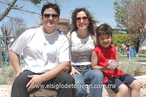 24042011  Pérez, Olga Sánchez y Beto.