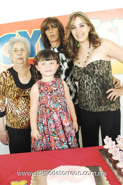 24042011  Ramos Atiyeh acompañada de Katyma Ramos, Oliva Atiyeh y Oliva Navarro.
