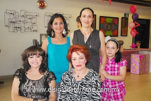 24042011  Campos, Mica de Arroyo, Lupita Anaya, María del Pilar Negrete y una linda pequeñita.