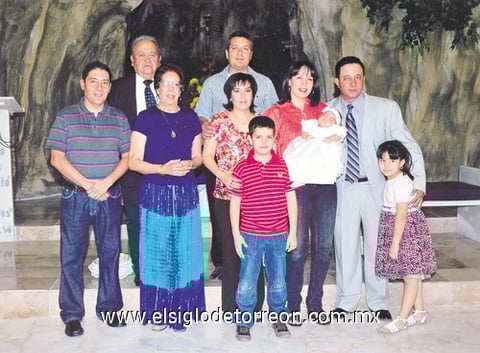 24042011  junto a sus seres queridos, destacando la presencia de sus padrinos.