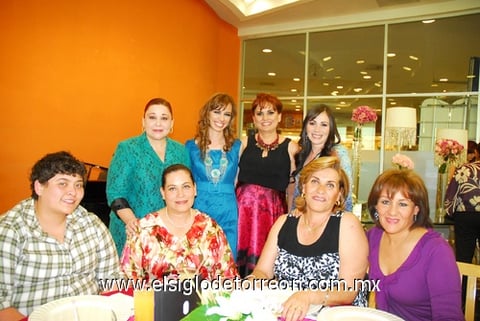 25042011 Lavín junto a algunas damas asistentes a su festejo de soltera.