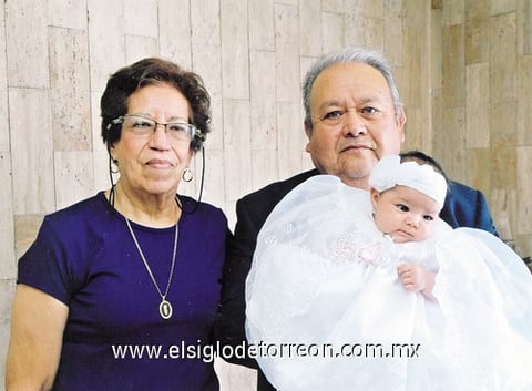 24042011  Estrada Durón acompañada de sus abuelitos.