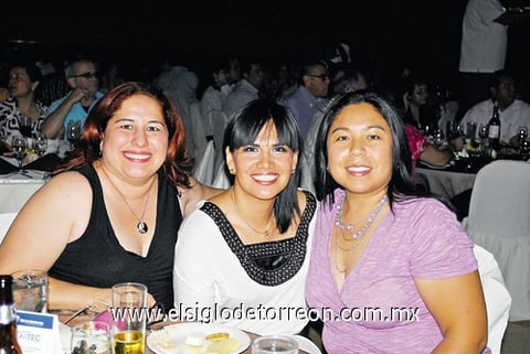 24042011  Reyes, July Soto y Shiana Tea.