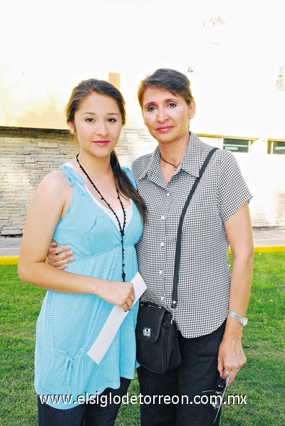 24042011 y Lupita.