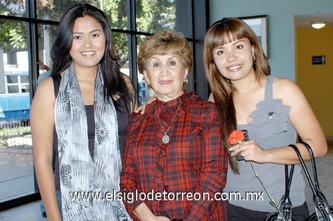 25042011 Morón, Ema Isabel Flores e Isabel Cisneros.