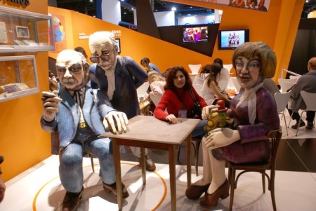 Compartiendo la mesa con Ernesto Sábato, Arturo Jauretche y María Elena Walsh en la Feria del Libro en Buenos Aires. Fotografía enviada por Nancy Patricia Azpilcueta.