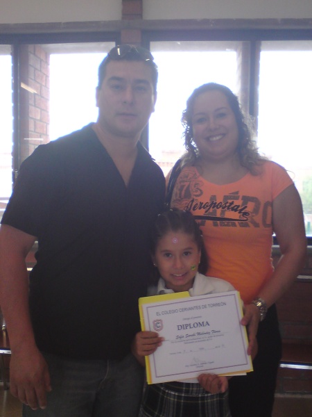 Con Mamá y Papá en Cole. Fotografía enviada por Sofía.