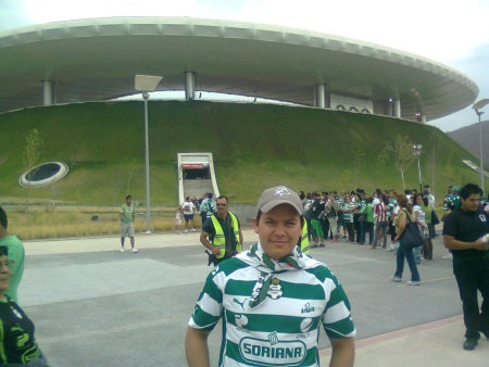 En el nuevo estadio de las chivas.. apoyando al Santos. Fotografía enviada por Milton.