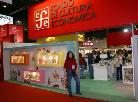 Feria Internacional del Libro en Buenos Aires con stand del Fondo de Cultura Económica. Fotografía enviada por Nancy Patricia Azpilcueta