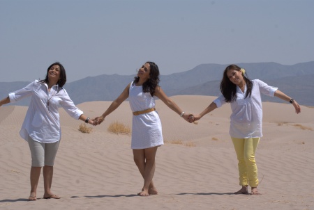Lupita Luna, Ariadna y Karlita González Luna en las Dunas de Bilbao el día 17 de Abril de 2011 Fotografía enviada por Lupita Luna