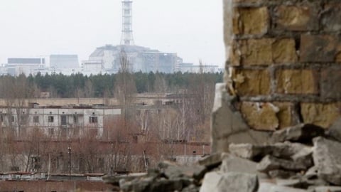 Sarcófago que cubre el reactor dañado de la usina nuclear de Chernobyl es parte del paisaje de Prypiat, evacuada después de desastre.