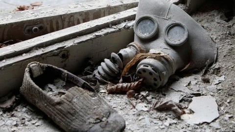 Máscara de gas y zapatos abandonados en un edificio de la ciudad de Prypiat.