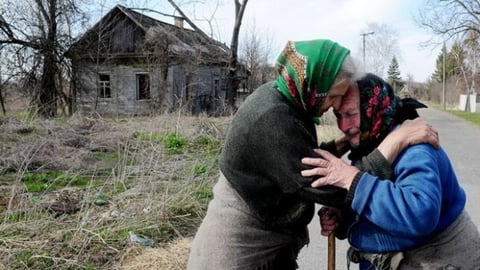 Moradoras de la aldea abandonada de Savichi, en Biolorrússia, Natalia Makeenko, 72 años, y Galina Shcyuka, 82, se abrazan y recuerdan la tragedia. La radiactividad afectó al 70 por ciento del país, en 1986.