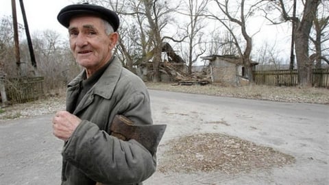 Ivan Ilchenko, 76 años, ignora las advertencias oficiales sobre riesgos de contaminación radiactiva y va a trabajar en la aldea de Kupovate, localizada en el área evacuada, a menos de 30 Km de Chernobyl.