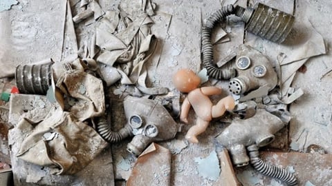 Muñecas y máscaras de gas componen el escenario de las salas del hospital de la ciudad de Pripyat, en Ucrania.