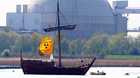 Los activistas antinucleares en Europa han aprovechado la efeméride para hacer campaña contra este tipo de energía. Esta protesta tuvo lugar el lunes en Kleinensiel, en el norte de Alemania, cerca de una planta atómica.