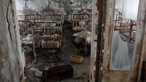 Camas viejas destrozadas y abandonadas del jardín de niños de Prypiat.
