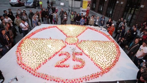 En Viena, la capital de Austria, encendieron 2,000 velas para formar el símbolo de la radiación nuclear.