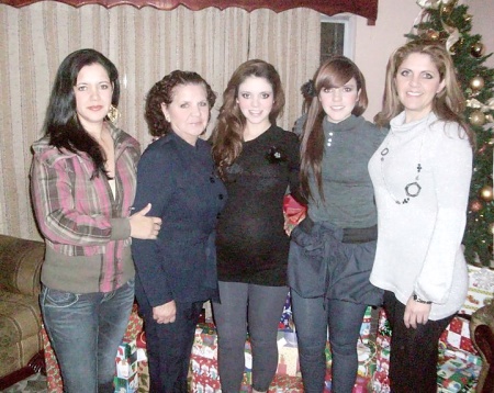EN FESTEJOS navideños 2010 sra. Rosario Orozco con sus hijas.