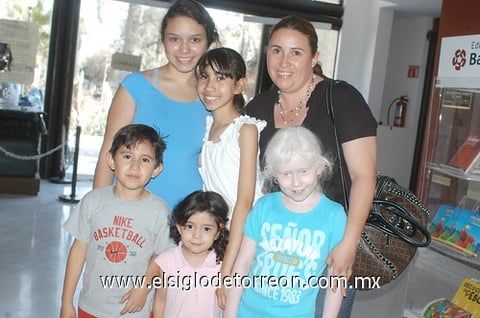 29042011  Fernanda, Melissa, Leopoldo, Daniela y Alejandra.