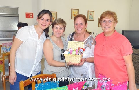 01052011  Mónica, Elena y Güera Grageda.