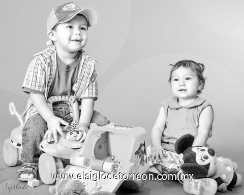 01052011  Mariana Galindo García cumplió su primer añito y Juan Pablo Galindo García festejó dos años, ambos lo celebraron con una linda piñata en compañía de familiares.- Estudio Sepúlveda.