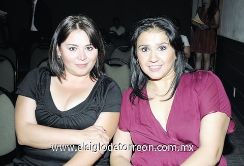 01052011  Rocío González y Gissella Salazar.