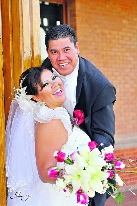 Berenice Triana Rivera y Sr. Sergio Hernández Saucedo unieron sus vidas en el Sacramento del Matrimonio el 18 de marzo de 2011 en la iglesia de San Felipe de Jesús. Ellos son hijos de los señores Profra. Socorro Rivera Saavedra y Vicente Triana Torres; Micaela Saucedo García y Rodolfo Hernández Mejía (f).

l Estudio Érick Sotomayor. 