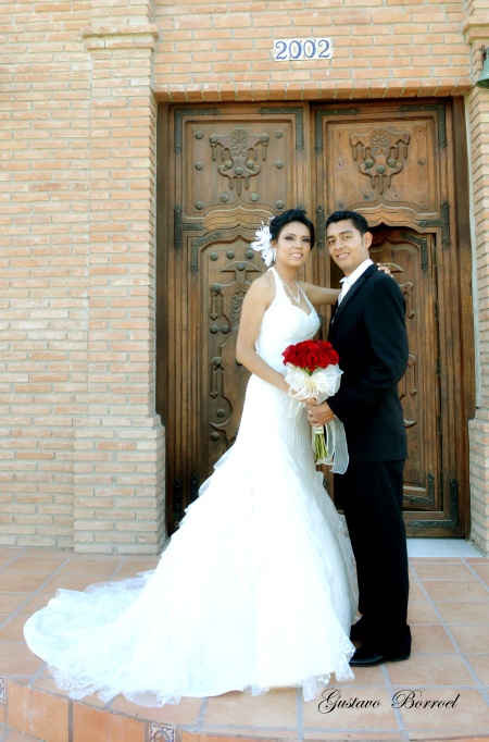 SRITA. Fátima Zamarripa Aguayo y Sr. Eduardo Liborio Pérez Hernández unieron sus vidas
en el Sacramento del Matrimonio el nueve de abril de 2011 en la parroquia Los Ángeles. Ellos
son hijos de los señores Cosme Zamarripa Rico y Rosa Aguayo Hernández; Saúl Pérez Martínez
y María del Carmen Hernández Ávila.

Gustavo Borroel Fotografía