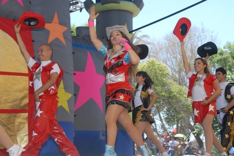 El show empezó casi puntual.