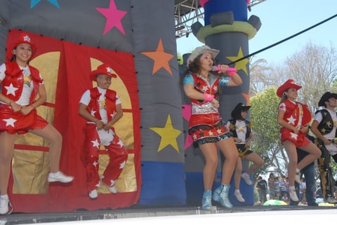 Con el tema Espapirifáctico y vestida de vaquera, la cantante regiomontana transportó a los asistentes a un mundo lleno de diversión.
