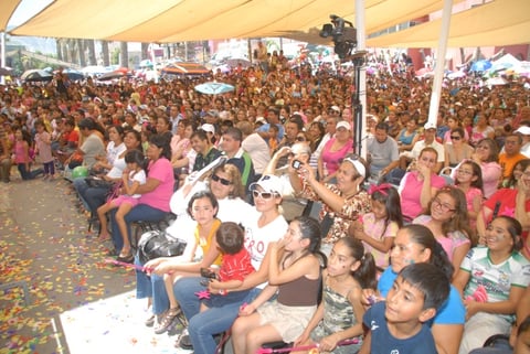 El calor no fue impedimento para que ayer cientos de personas se dieran cita en la Alameda Zaragoza para disfrutar del espectáculo de la artista regia.