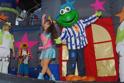 Temas como Estrellita, Pimpón, Bibidi babidi bu, entre otros, fueron coreados de principio a fin por los niños que acudieron al evento.